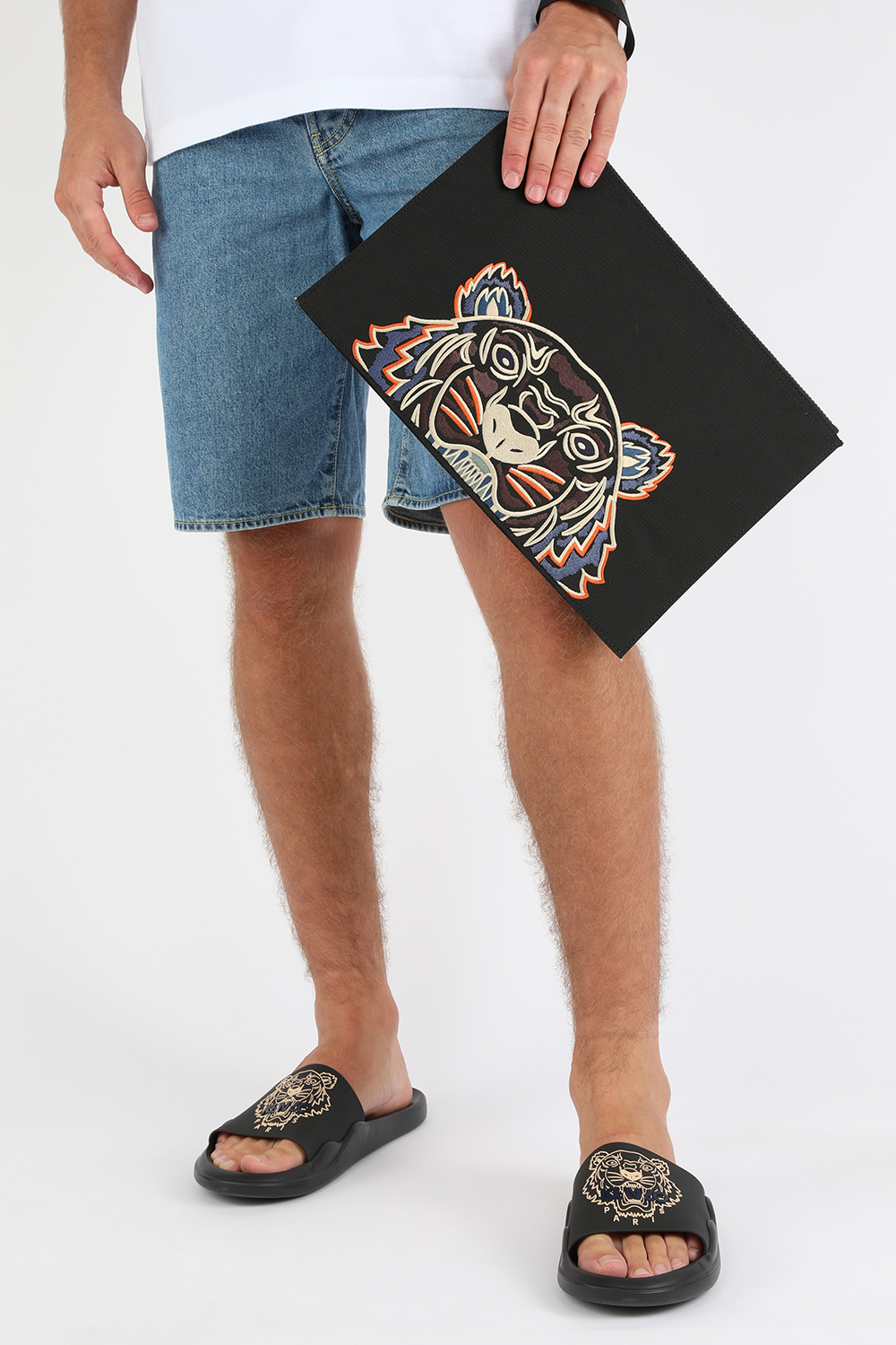 תמונת כל הלוק של תיק קלאץ' מרוכסן עם נמר רקום